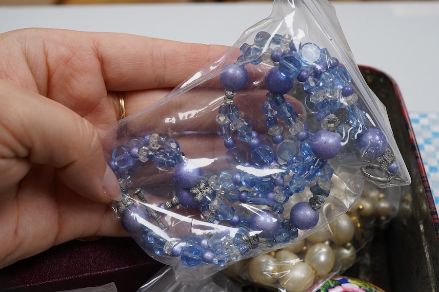 A small quantity of assorted costume jewellery.